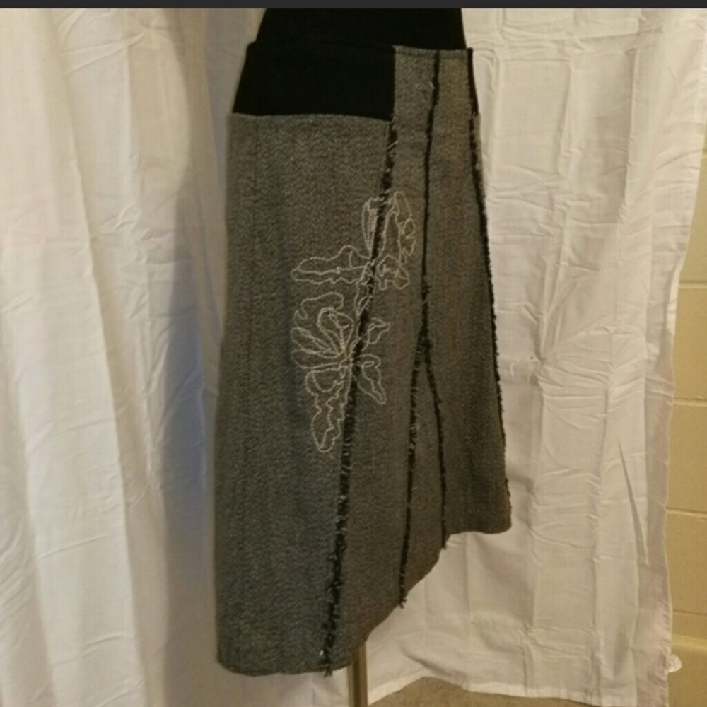 Women’s size 8 Cato embroidered pencil skirt